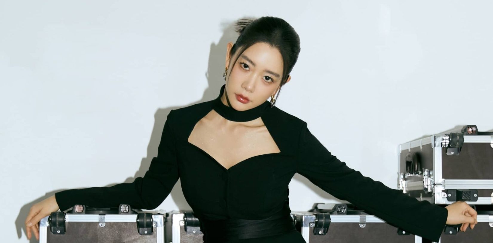 克拉拉，黑裙穿搭大长腿，韵味十足的姐姐