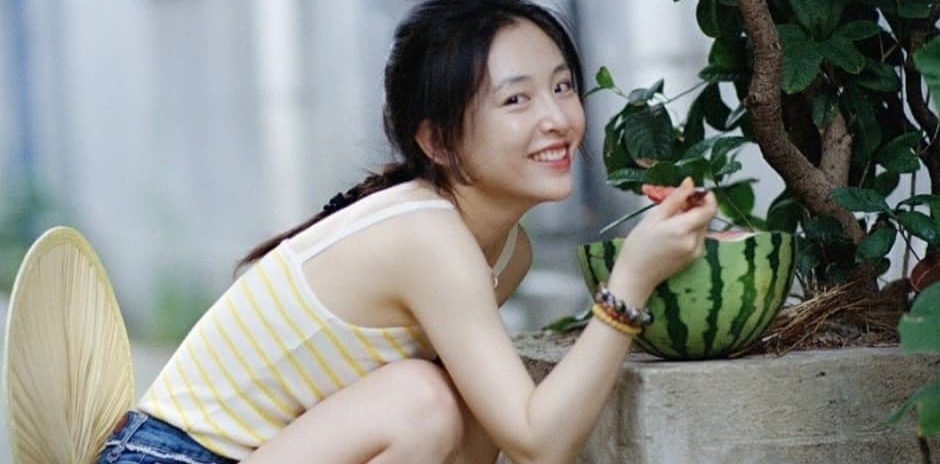 吴倩经典私服集：背心牛仔人字拖