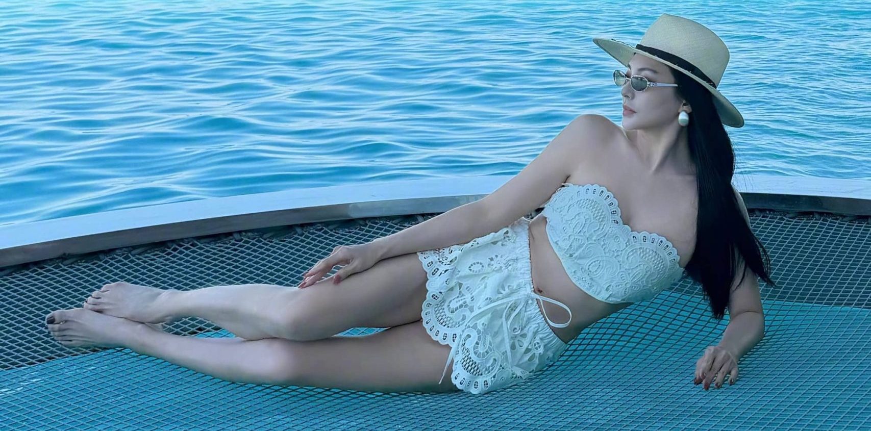 张雨绮度假时光好身材穿搭