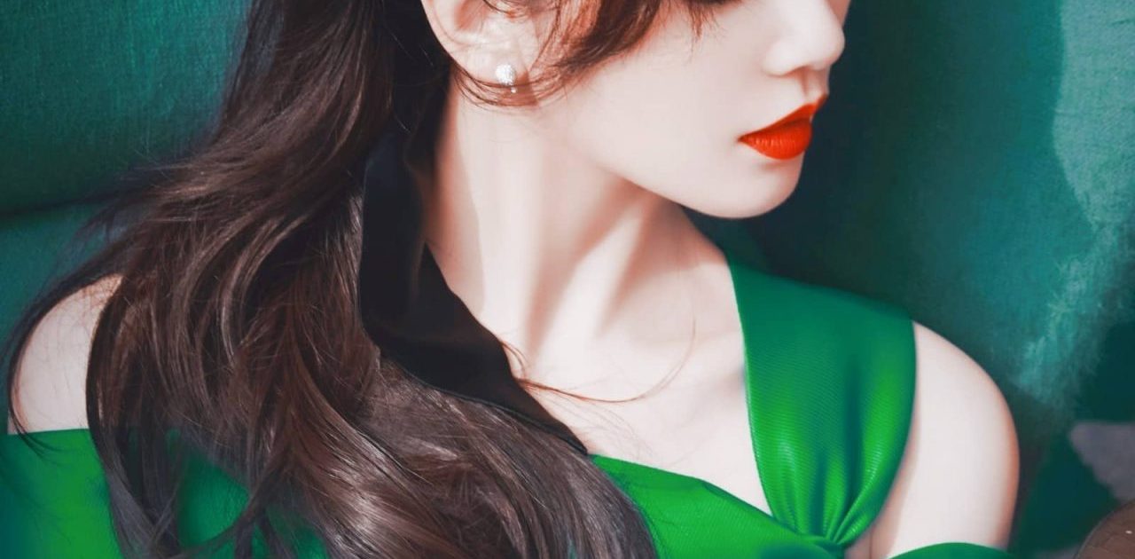 刘诗诗壁纸精选：红唇搭配绿意长裙，优雅迷人