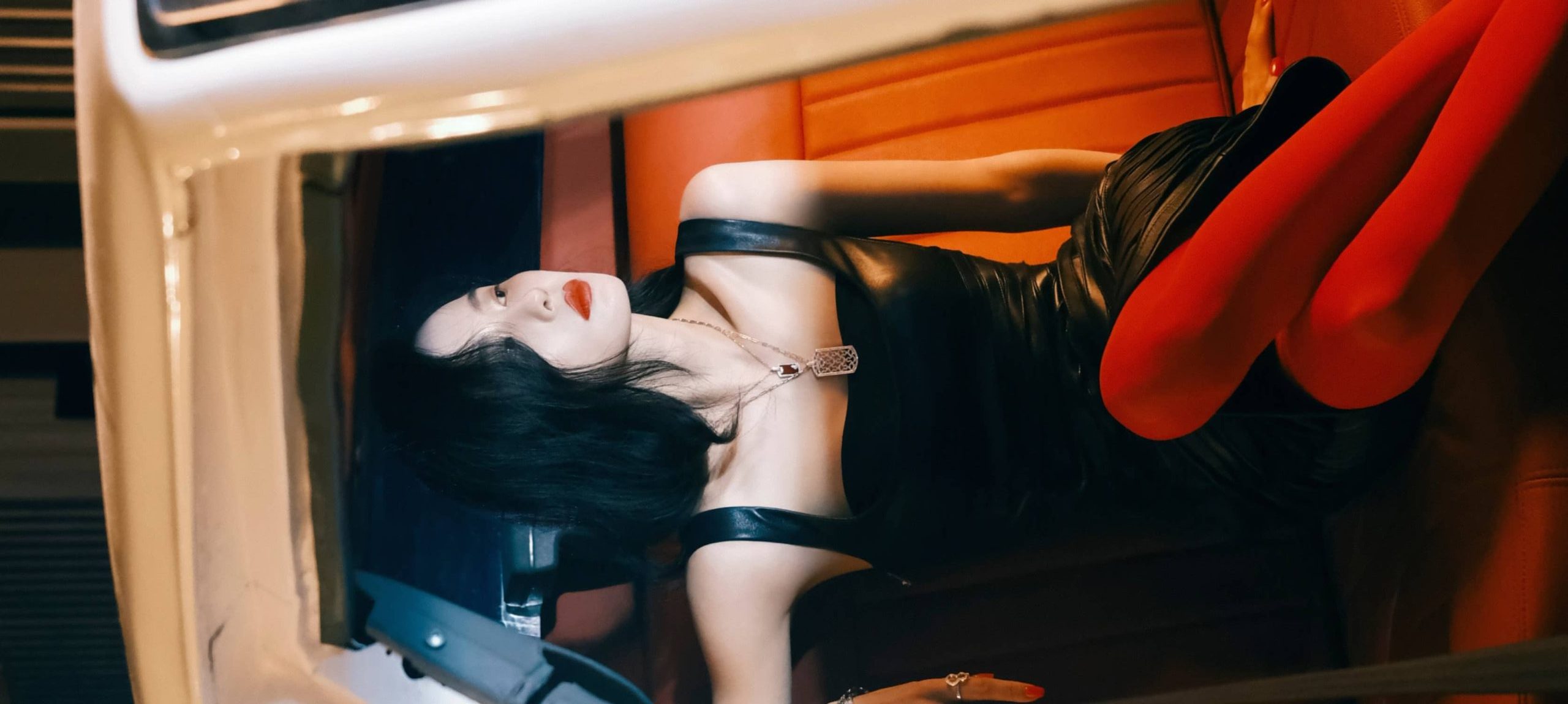 刘诗诗少见丝袜穿搭，不一样的酷美与温柔