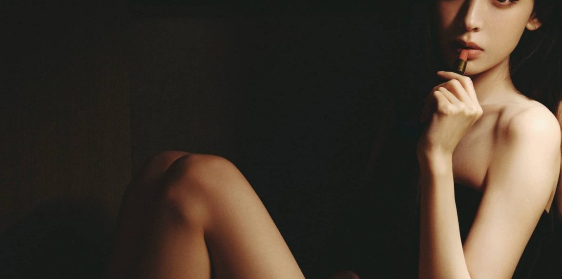 古力娜扎今日壁纸：干练长发抹胸黑裙造型