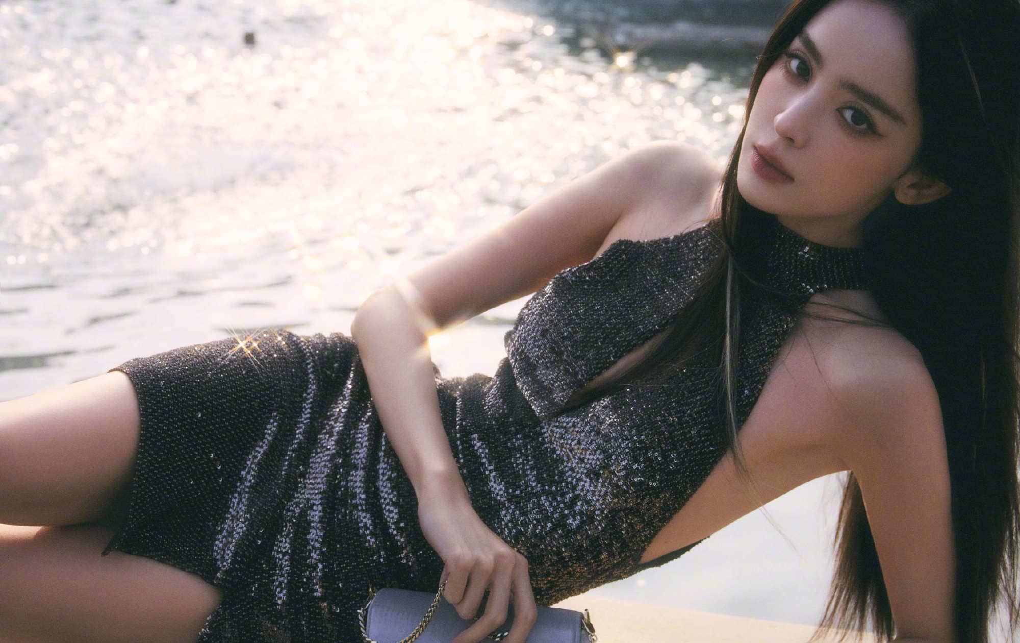 古力娜扎壁纸：浓颜黑裙美腿妆造精选