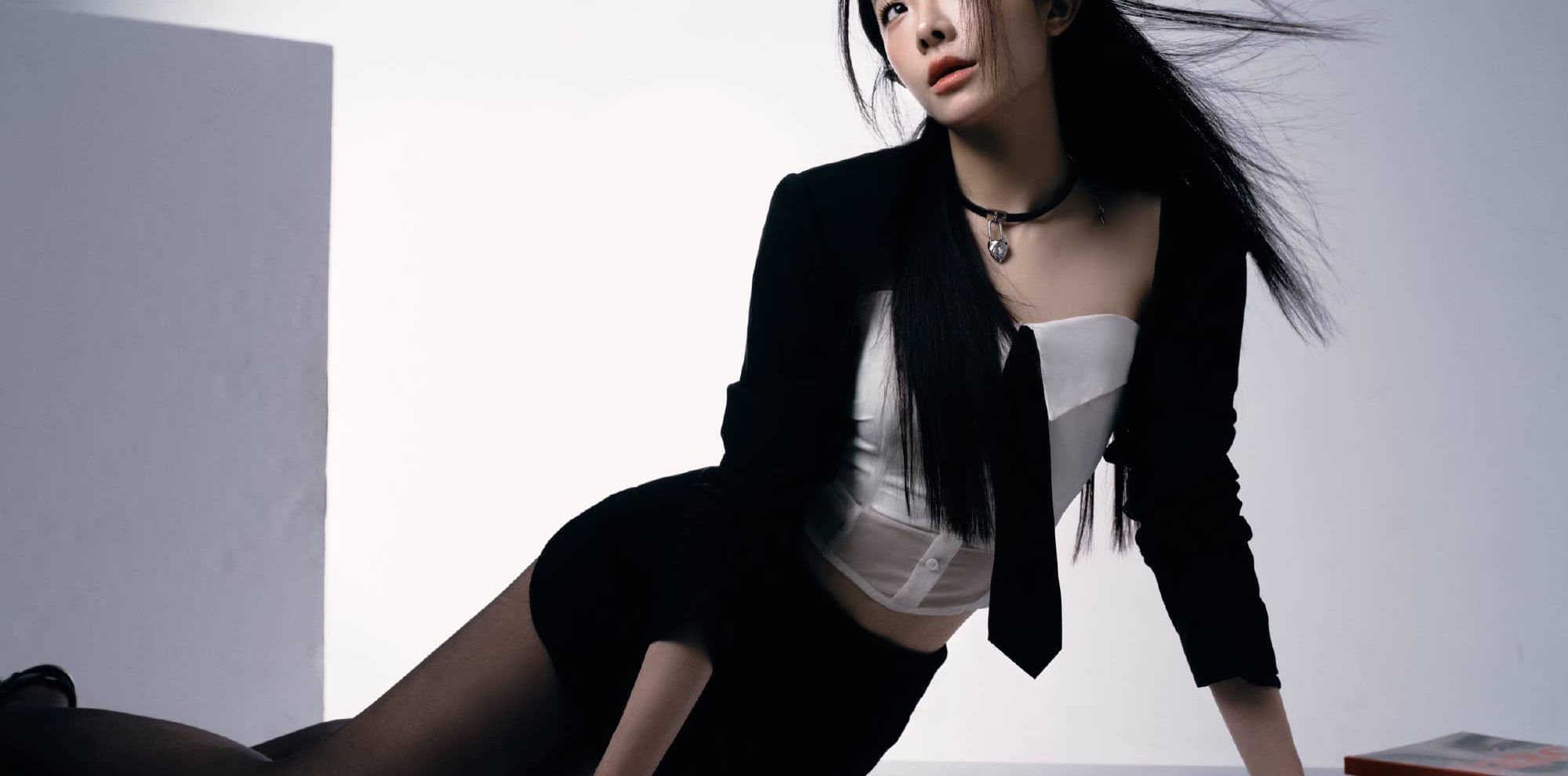 喻言加麻加辣风：黑裙丝袜，冷酷无敌的穿搭