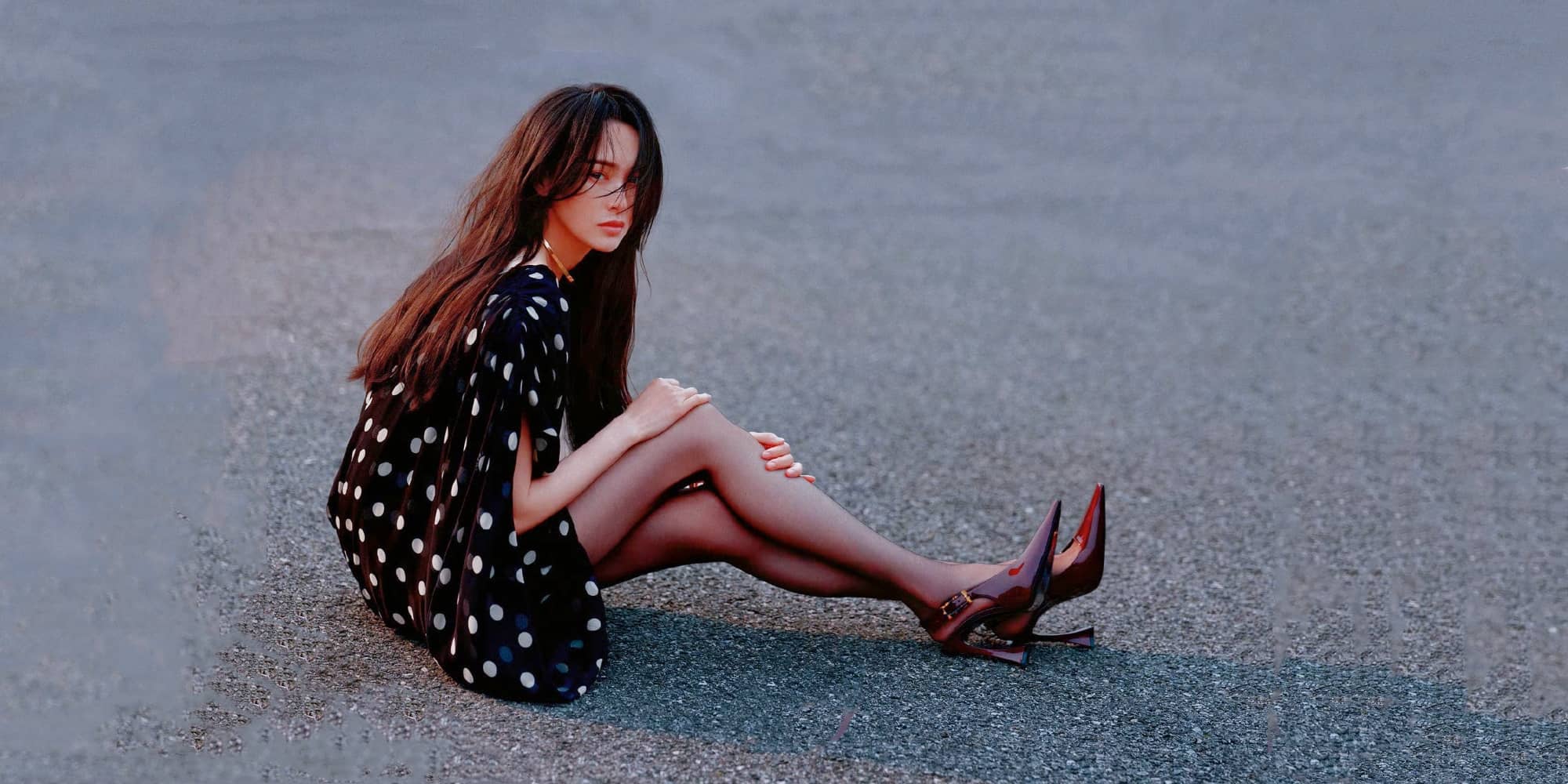 唐嫣浪漫穿搭：丝袜大长腿，经典永不过时