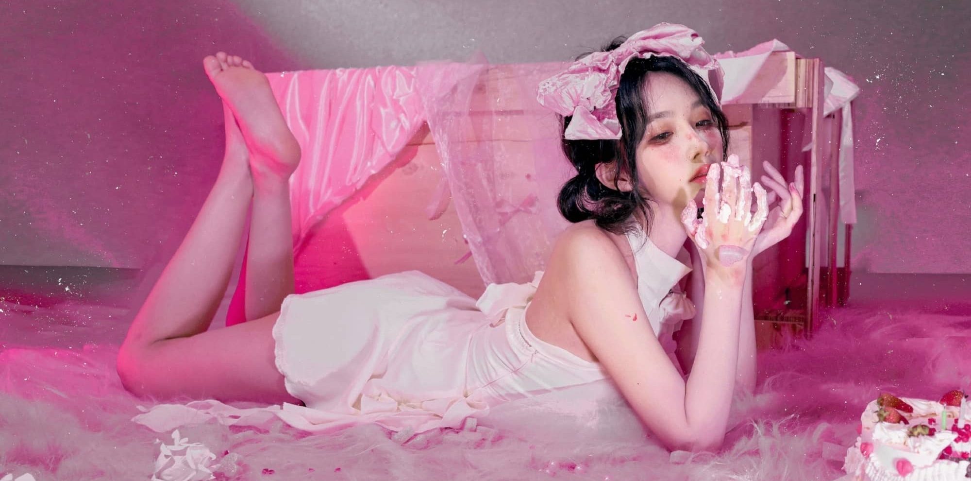 宋昕冉少女穿搭，白色唯美，调皮可爱的小脚丫