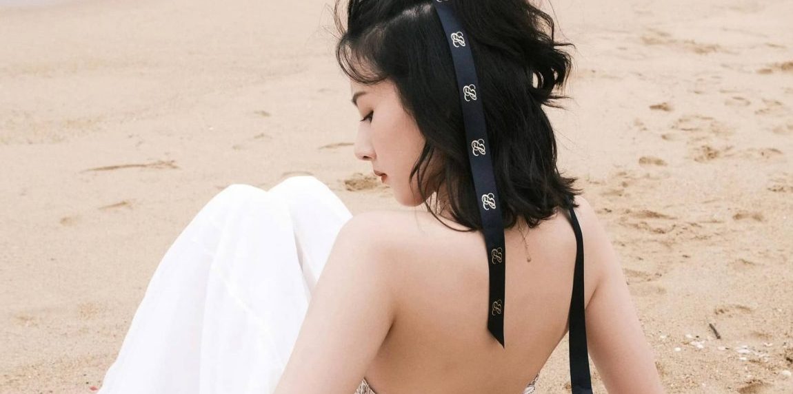 宋祖儿柔美穿搭壁纸，白裙光脚丫沙滩漫步，骨相真美
