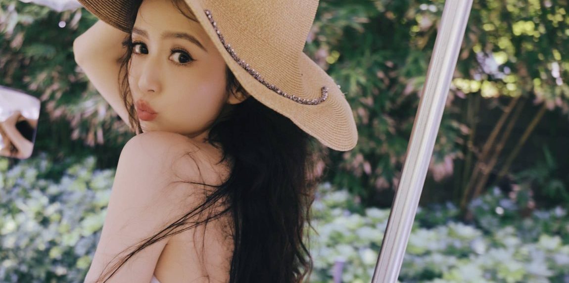 佟丽娅穿搭壁纸：海边假日，层林椰香，裙起绽笑